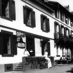 Religieuses sur le perron