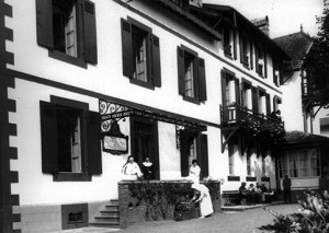 Religieuses sur le perron