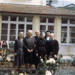 Franciscaine avec des personnes agees